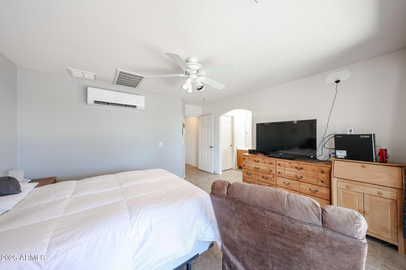 18-23327 W Twilight Tr_main bedroom 3