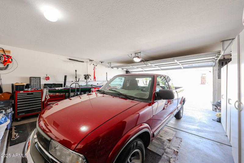 28-23327 W Twilight Tr_garage