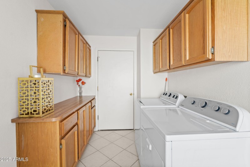 Laundry Room w Storage
