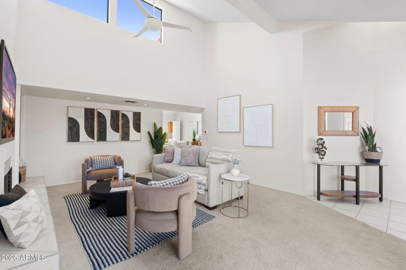 Family Room w Vaulted Ceilings