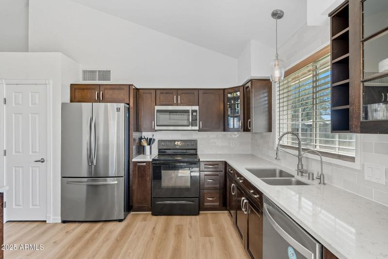 19-web-or-mls-Highland Dr-19