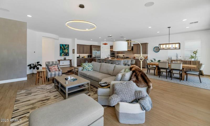 2041 E Fallen Leaf Ln-large-012-038-2041