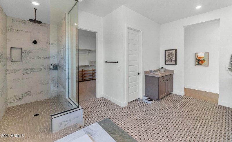 2041 E Fallen Leaf Ln-large-026-026-2041