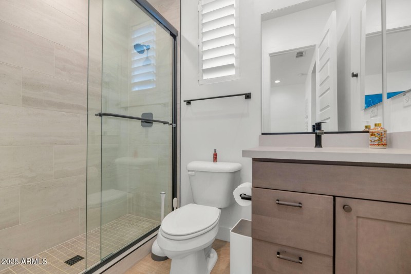 2041 E Fallen Leaf Ln-large-034-017-2041