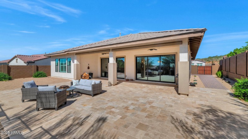 2041 E Fallen Leaf Ln-large-036-025-2041