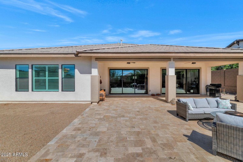 2041 E Fallen Leaf Ln-large-040-043-2041