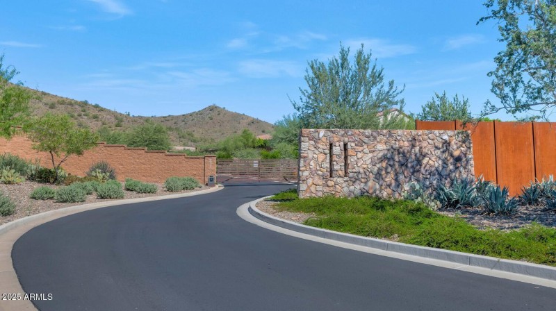 2041 E Fallen Leaf Ln-large-045-011-2041