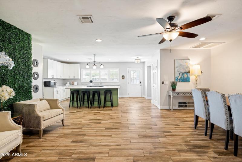 2126 W Cambridge Ave