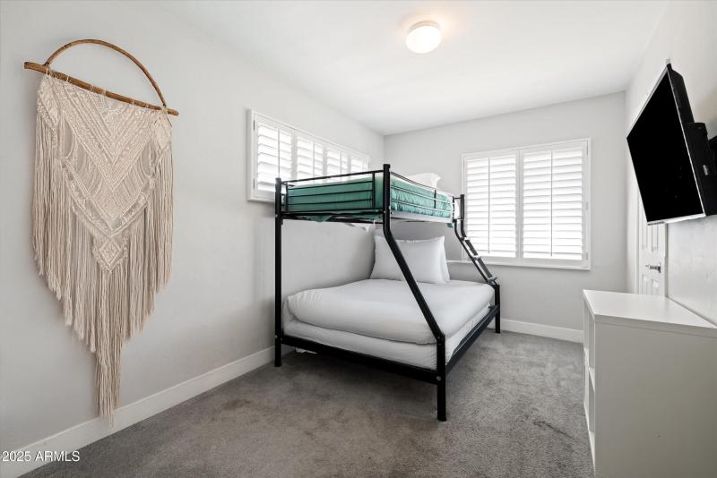 2126 W Cambridge Ave