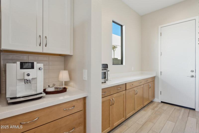 Additional cabinetrry across from pantry