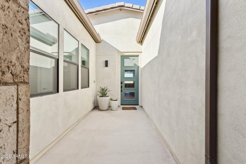 Private front entry courtyard