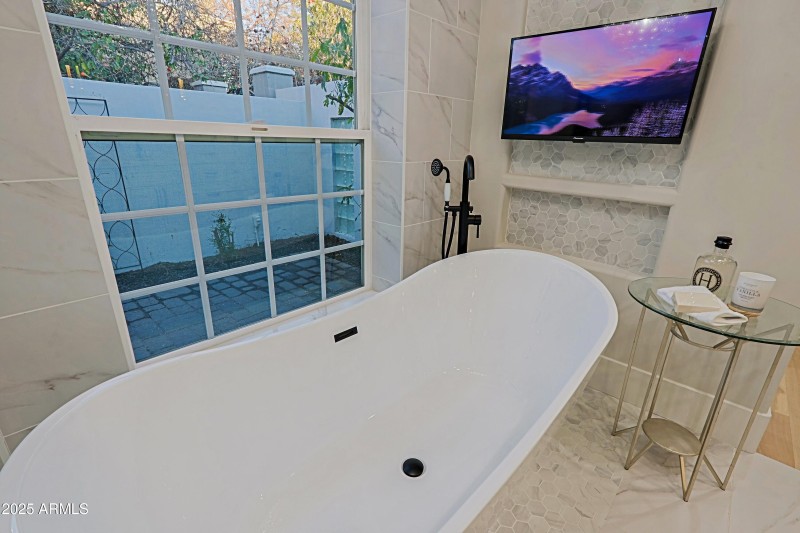 Soaking tub