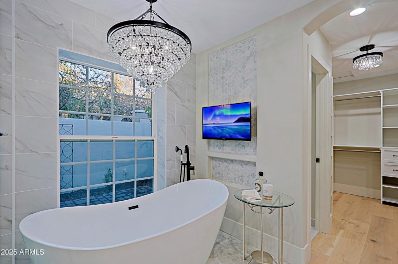 Soaking tub