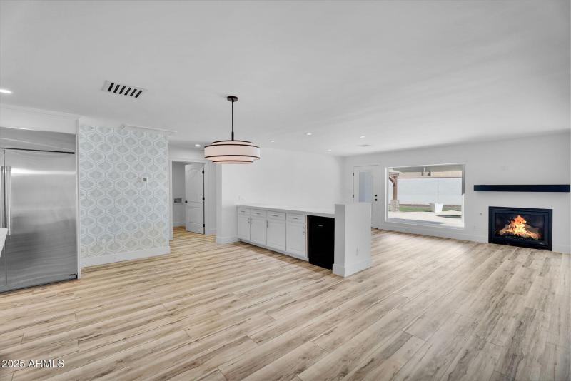 9-web-or-mls-3102 E Mariposa St -10