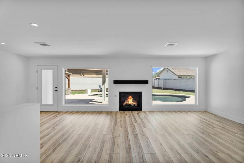 10-web-or-mls-3102 E Mariposa St -12