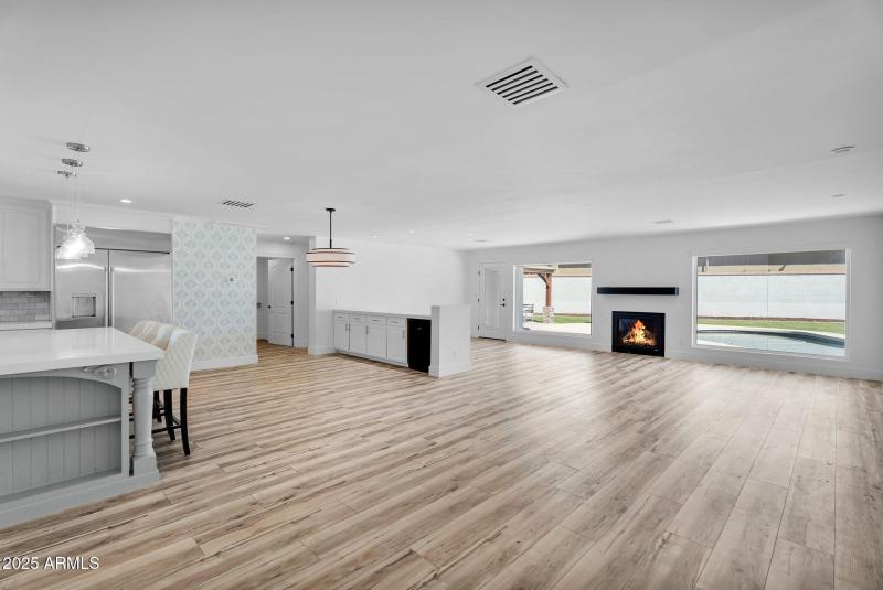 16-web-or-mls-3102 E Mariposa St -9