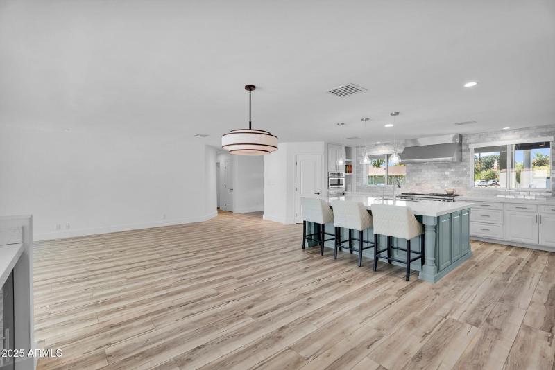 18-web-or-mls-3102 E Mariposa St -11