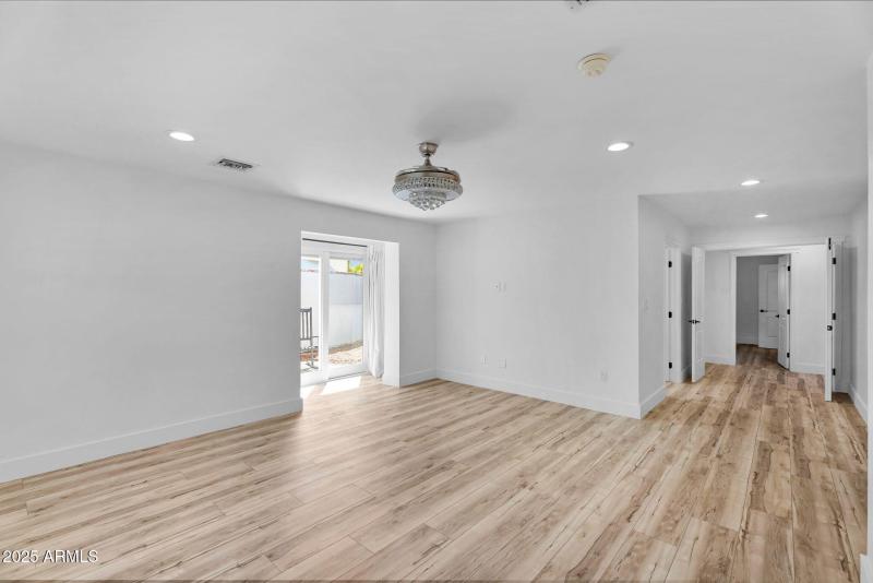 30-web-or-mls-3102 E Mariposa St -19