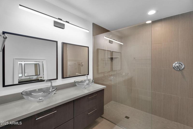 36-web-or-mls-3102 E Mariposa St -34