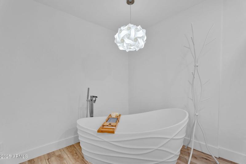 57-web-or-mls-3102 E Mariposa St -50