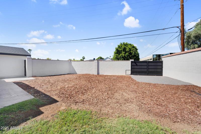 76-web-or-mls-3102 E Mariposa St -75