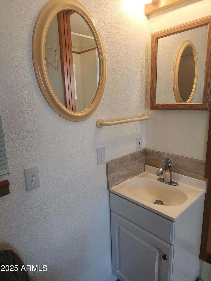 56. AZ room sink and mirrow