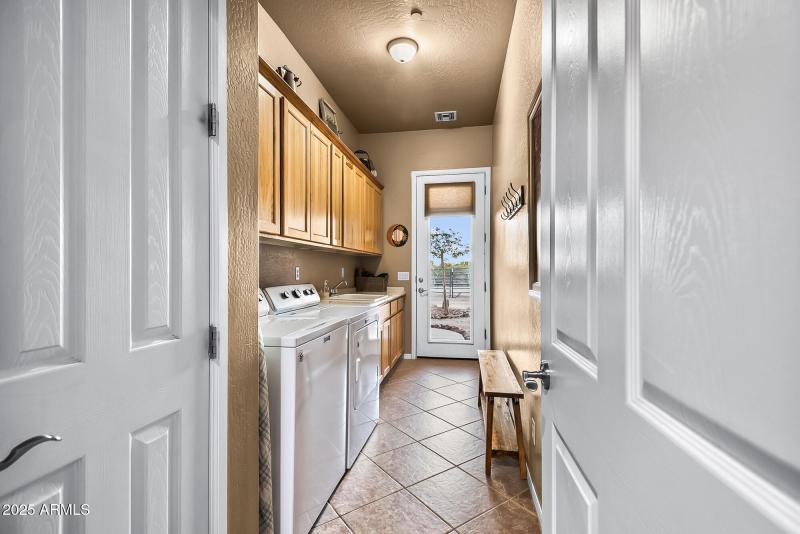 LARGE LAUNDRY ROOM