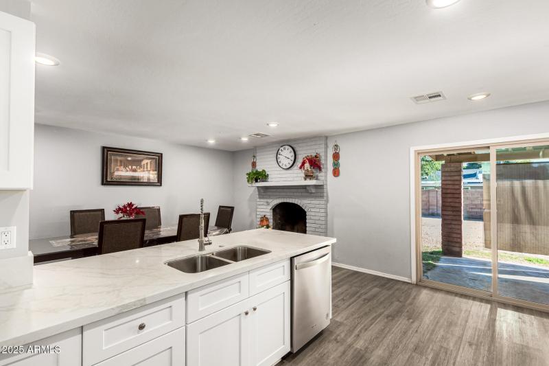 Eat-in Kitchen/ Dinning