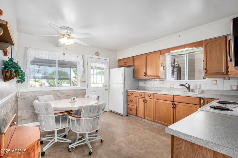 Even a ceiling fan i the kitchen