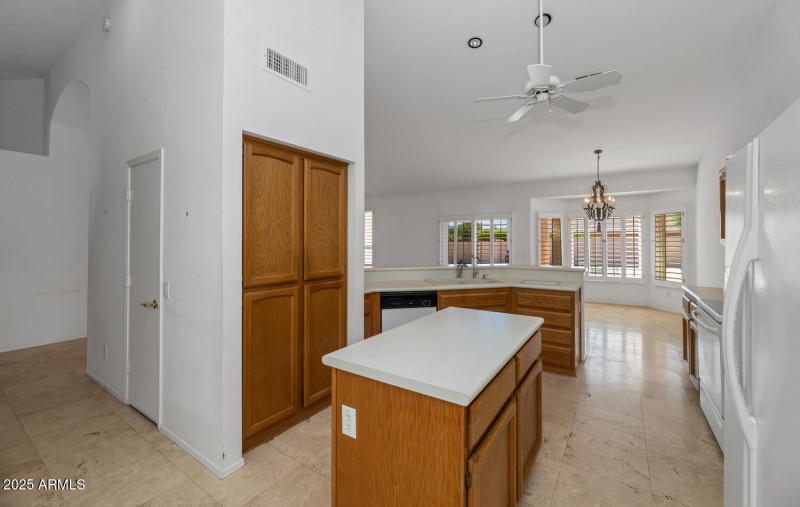 10023 E Arrowvale Dr-large-013-032-10023