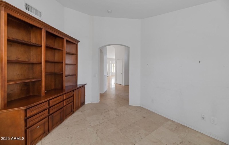 10023 E Arrowvale Dr-large-016-024-10023