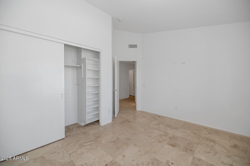 10023 E Arrowvale Dr-large-024-033-10023