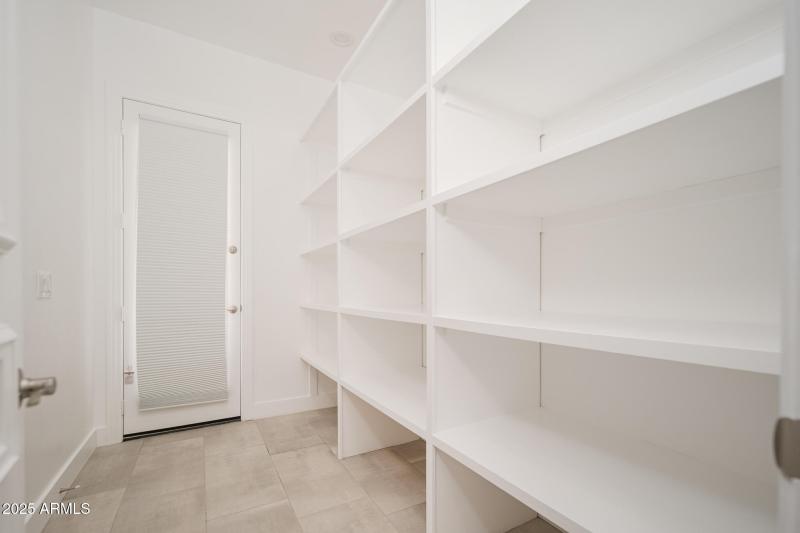 20250930_6439-W-Willow-Ave_17