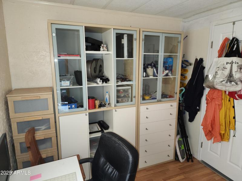 71. pleanty of bacinet display and stora