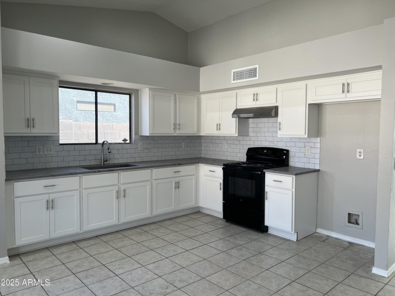 Kitchen w brand new stove
