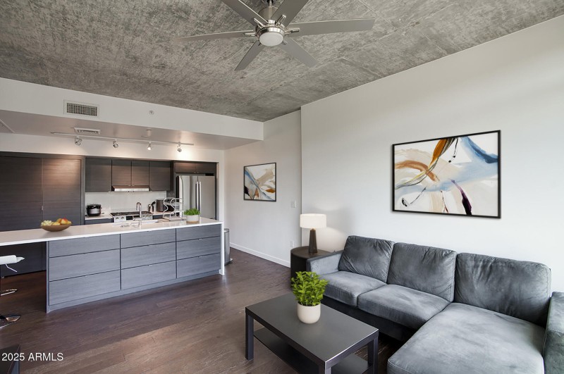 100 W PORTLAND ST 404