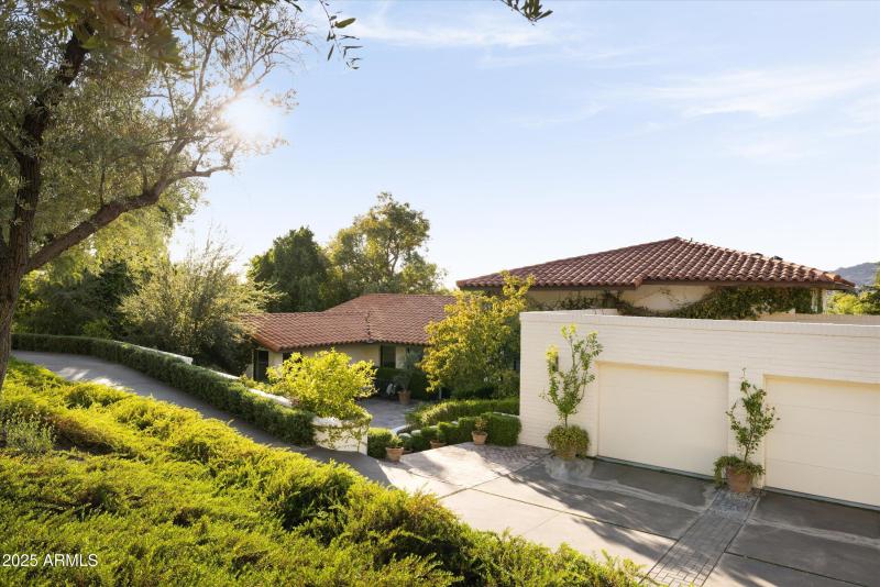 Private Drive to Auto Court