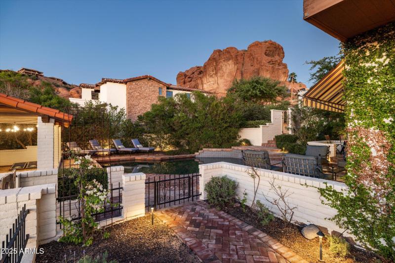 Evenings Unfold Beneath the Red Rocks