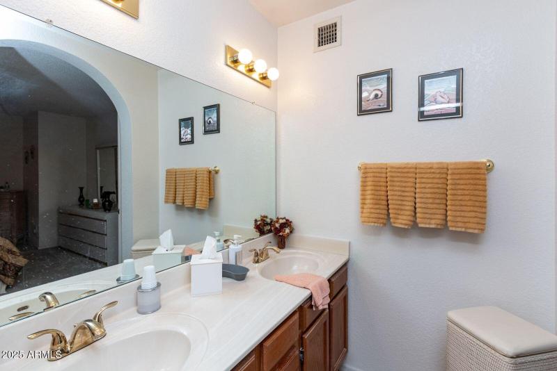 10345 N 62nd ave master bath