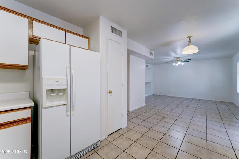 2147 E Robin Lane-14