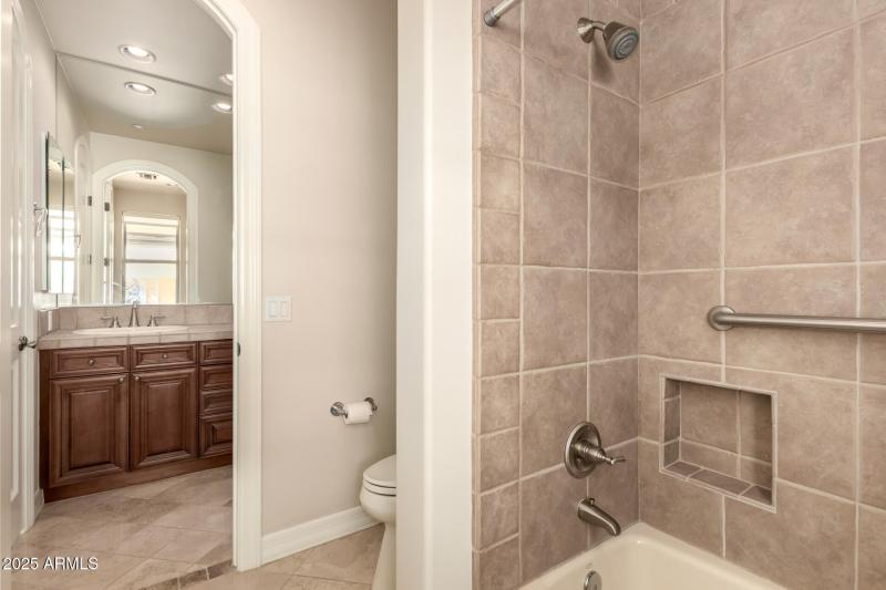 Bathroom 2 - Jack & Jill