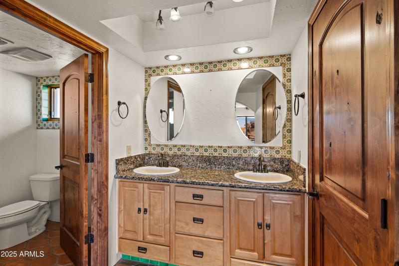 JL_105ViaDelViento-interiors-Bedrooms-04