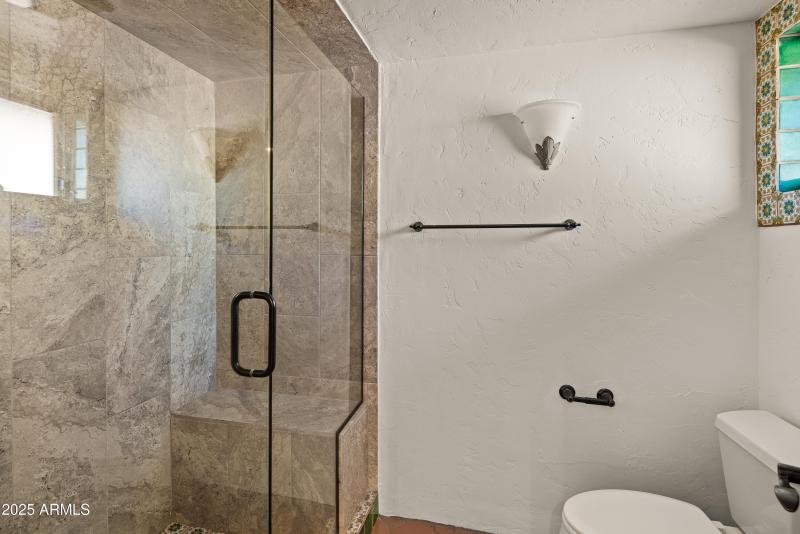 JL_105ViaDelViento-interiors-Bedrooms-05