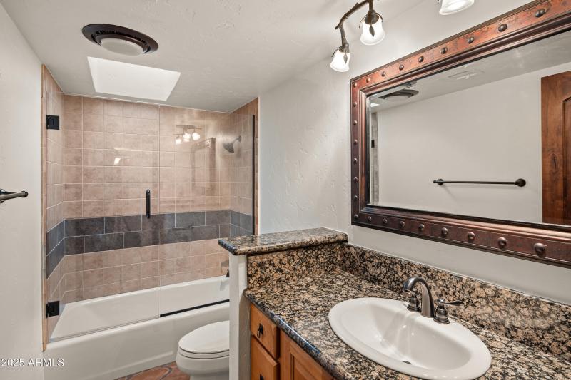 JL_105ViaDelViento-interiors-Bedrooms-10