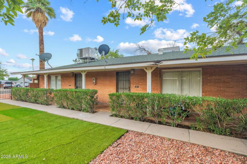 08-exterior-occupied