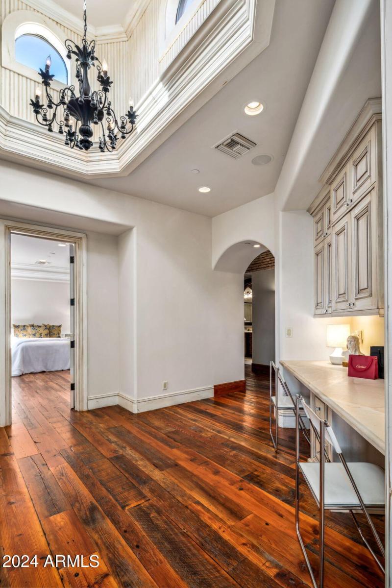 Built-in Guest Desk