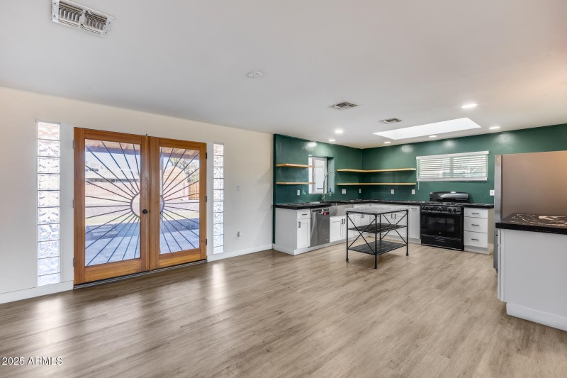 Kitchen / Dining Area