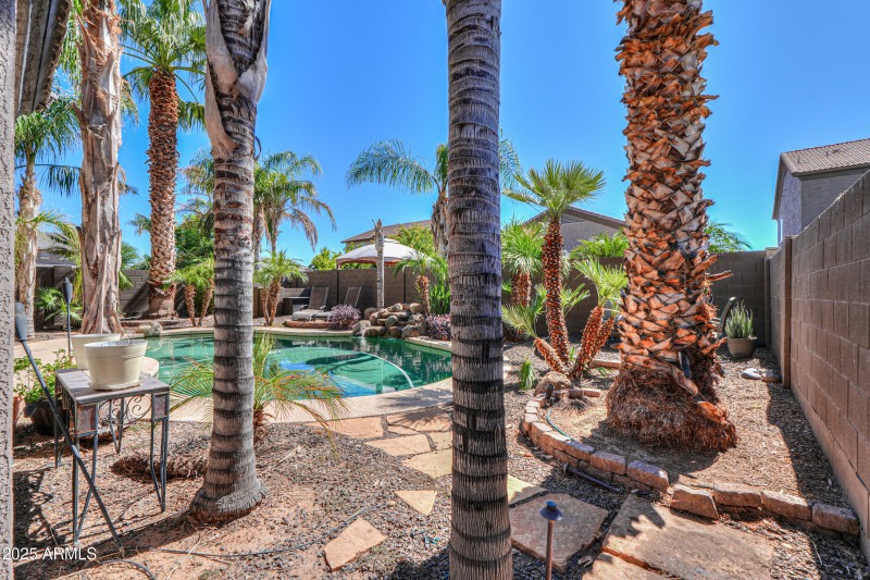 1653 W Green Tree Dr