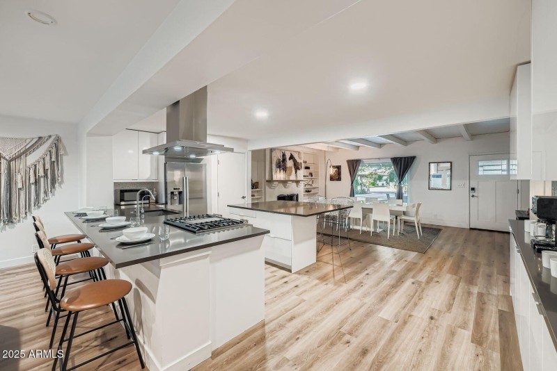 OPEN PLAN KITCHEN WITH BREAKFAST BAR