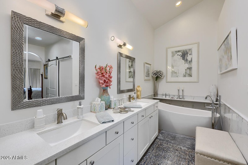 Primary Bath/w/Soaking Tub